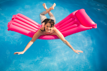 1 Mann und eine Frau im Wasser welche glücklich schwimmen