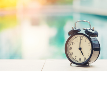 Eine Uhr vor einem Schwimmbecken